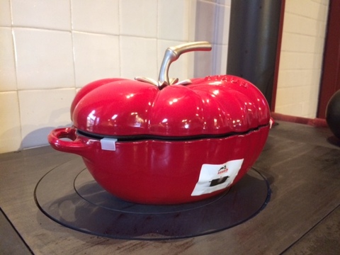 Braadpan in de vorm van een tomaat, een sierraad op uw fornuis!